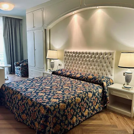 Astoria Hotel 4*